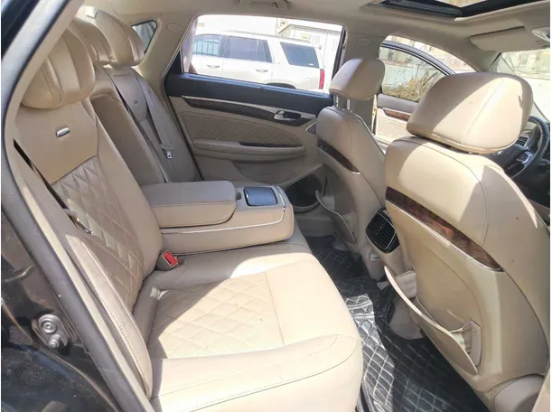 Car image 18