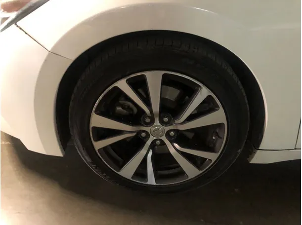 Car image 10