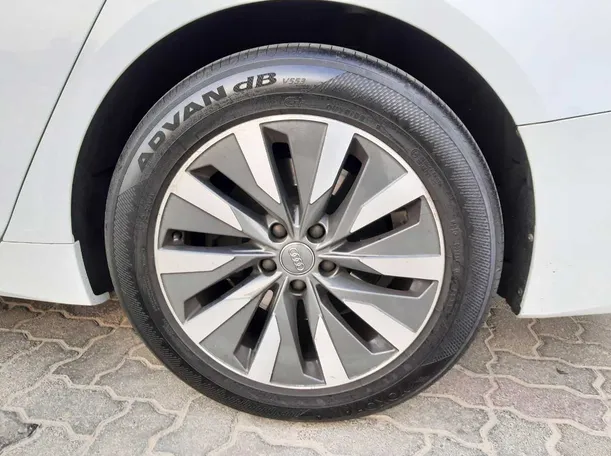 Car image 9