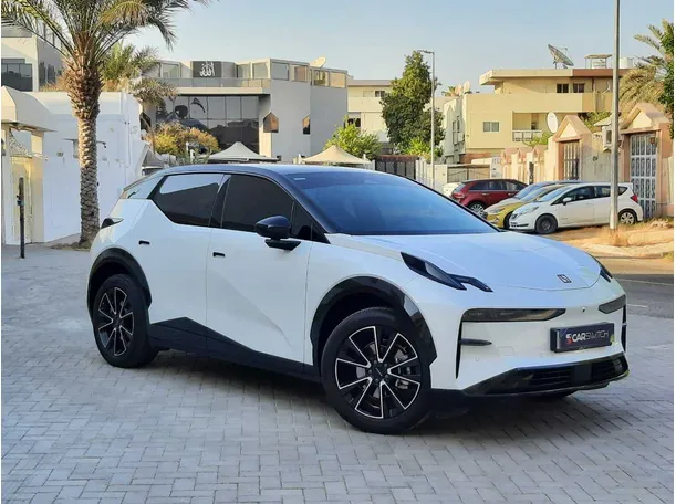 Car image 4