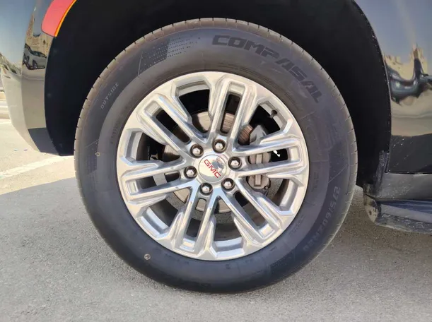 Car image 10
