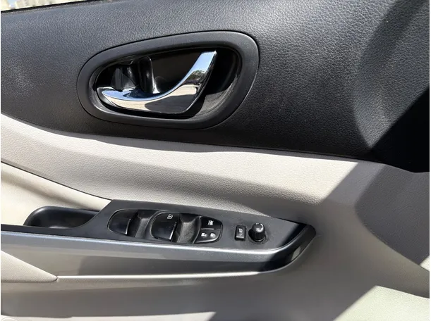 Car image 27