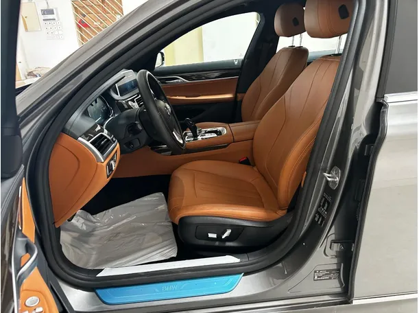 Car image 12