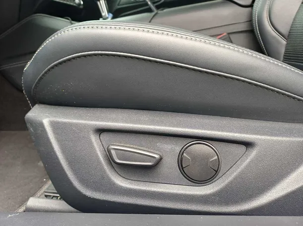 Car image 25