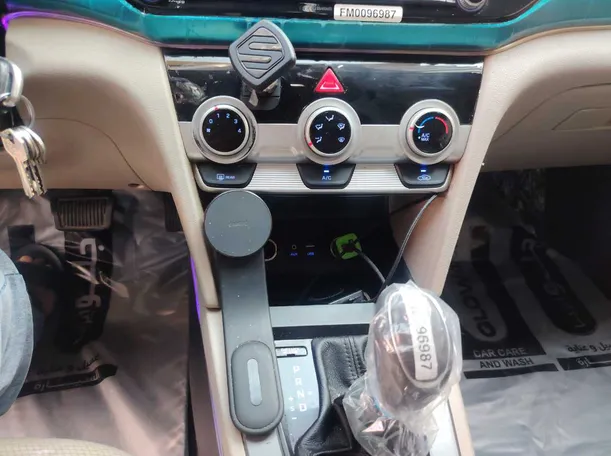 Car image 18