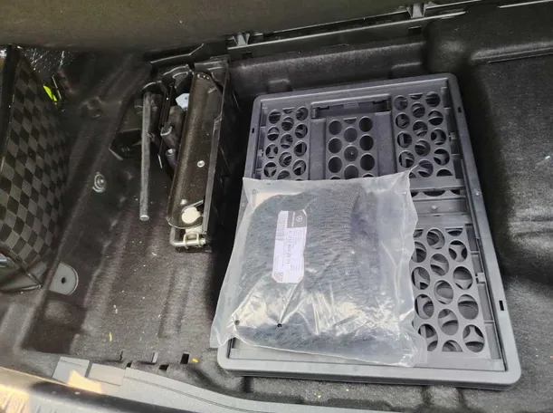 Car image 32