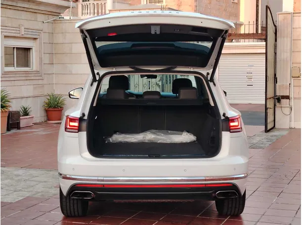 Car image 24
