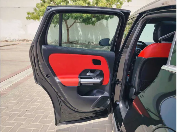 Car image 14