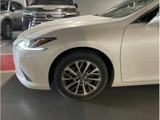 Car image 8