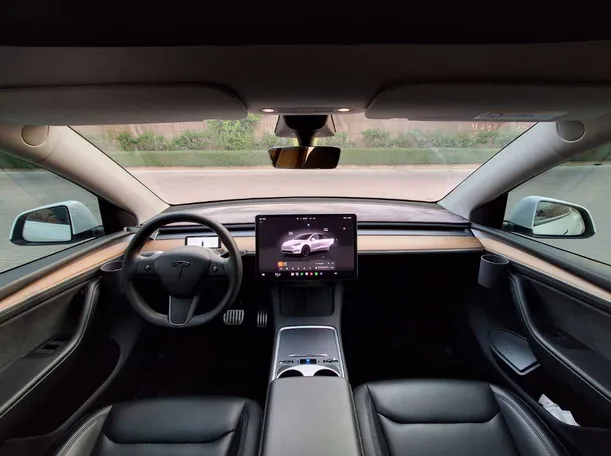 Car image 14