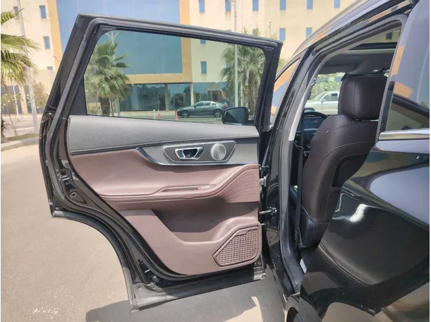 Car image 14