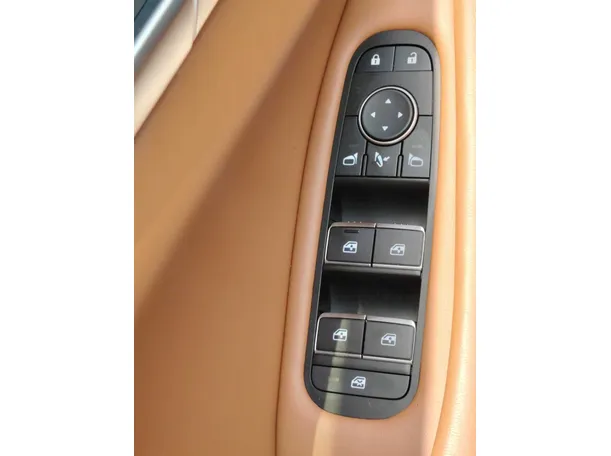 Car image 34