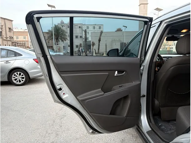 Car image 14