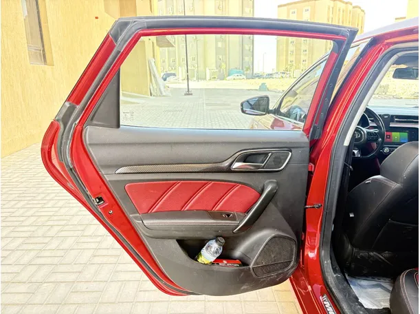 Car image 14