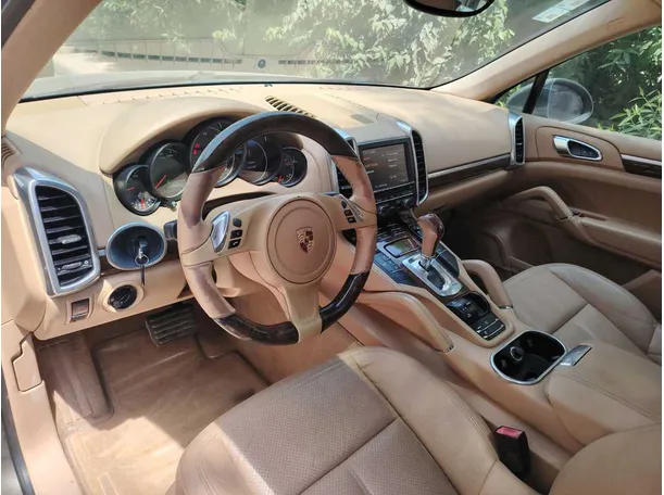 Car image 12