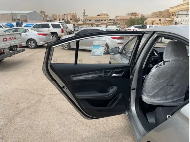 Car image 14