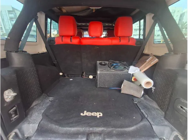Car image 19