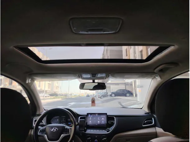 Car image 18