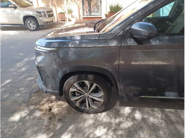 Car image 9