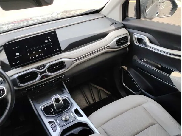 Car image 19