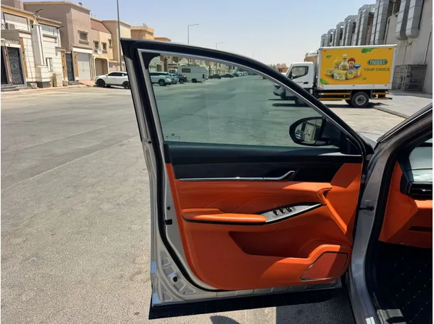 Car image 10