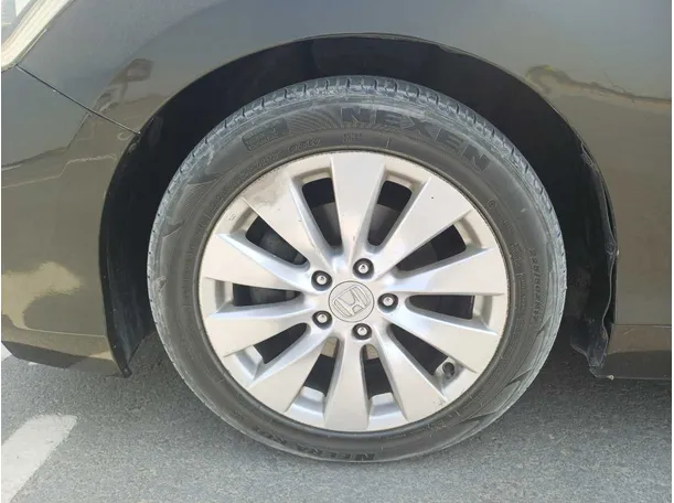 Car image 9