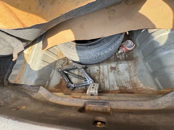 Car image 18