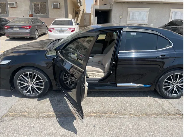 Car image 12
