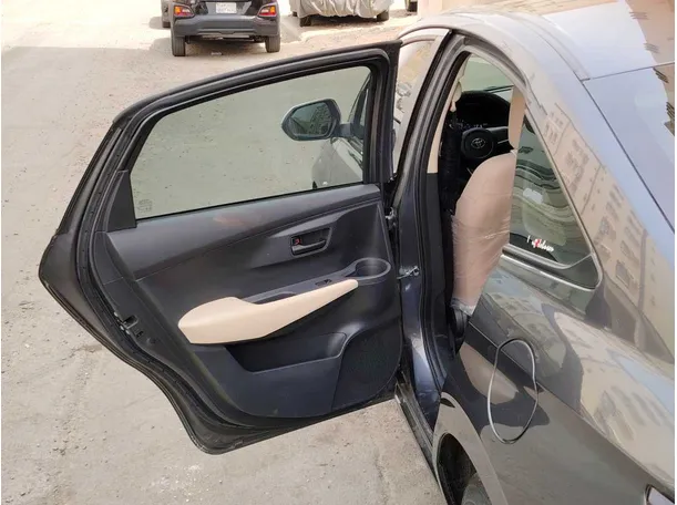 Car image 14