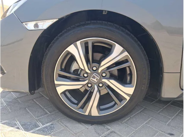 Car image 9