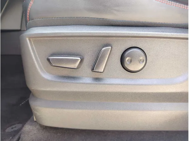 Car image 32
