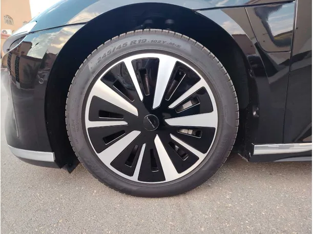 Car image 10