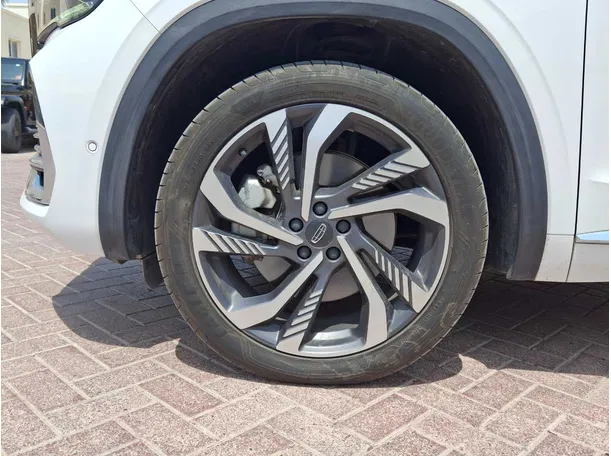 Car image 9