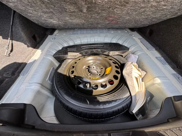 Car image 25
