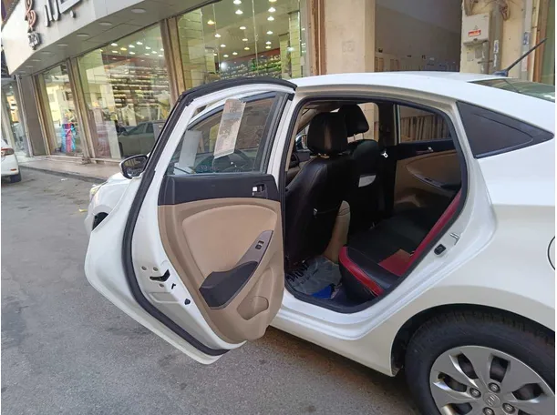 Car image 14