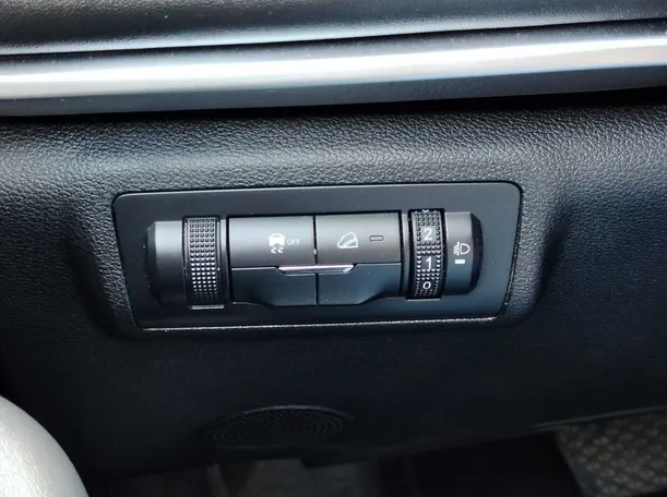 Car image 30