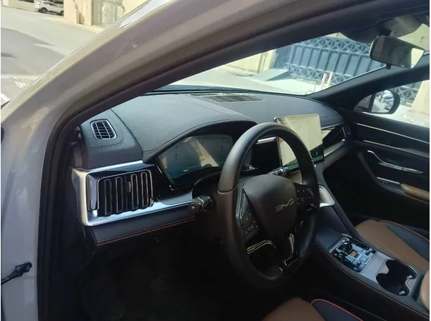 Car image 14