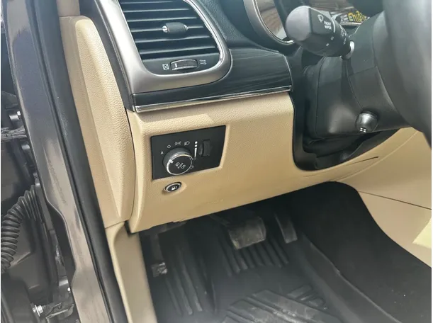 Car image 28