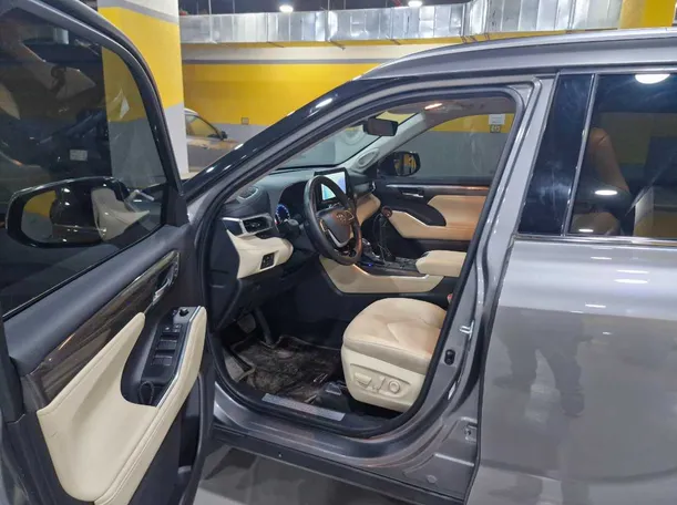 Car image 11