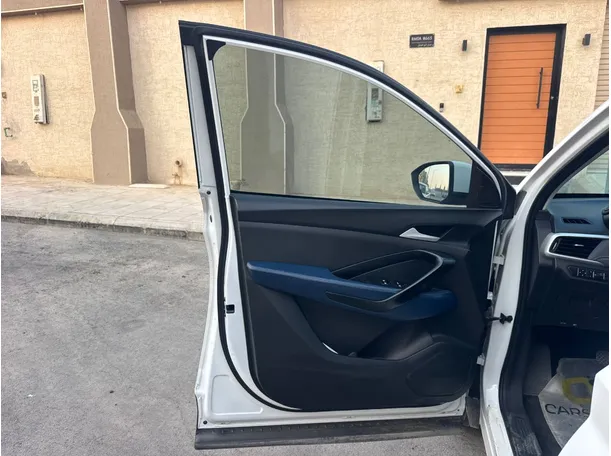 Car image 10