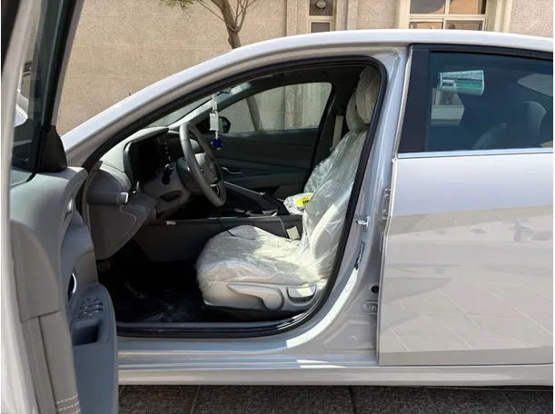 Car image 12