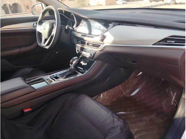 Car image 14