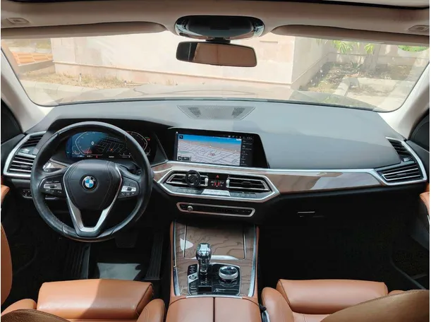 Car image 19