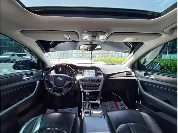Car image 14