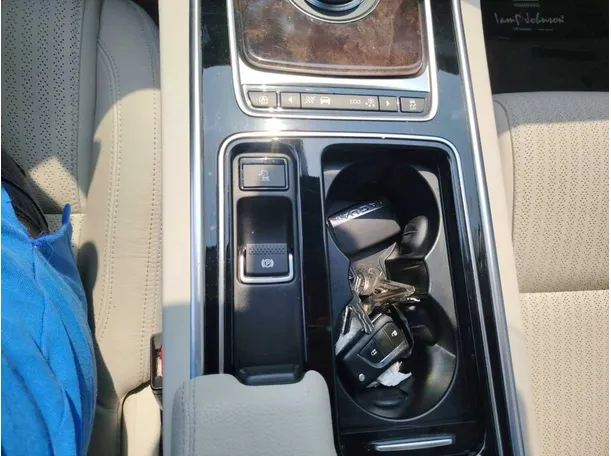 Car image 25