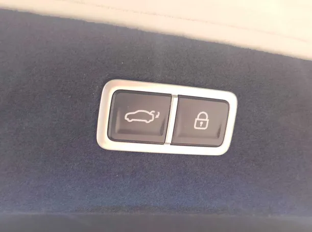 Car image 32