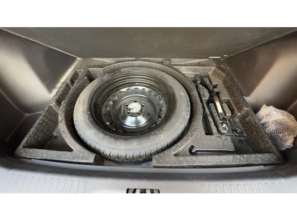 Car image 26