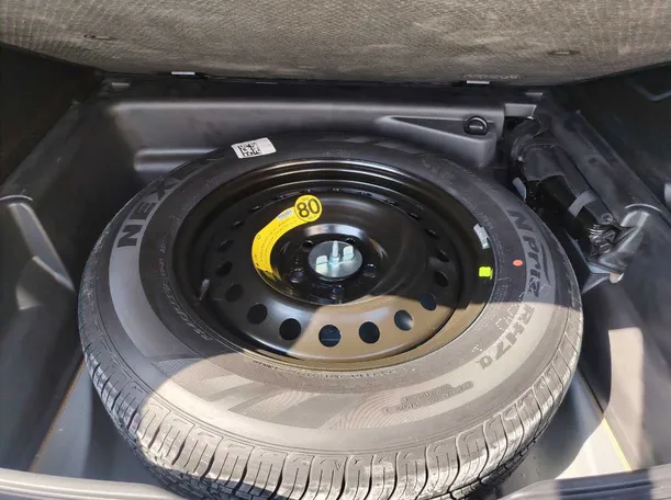 Car image 30