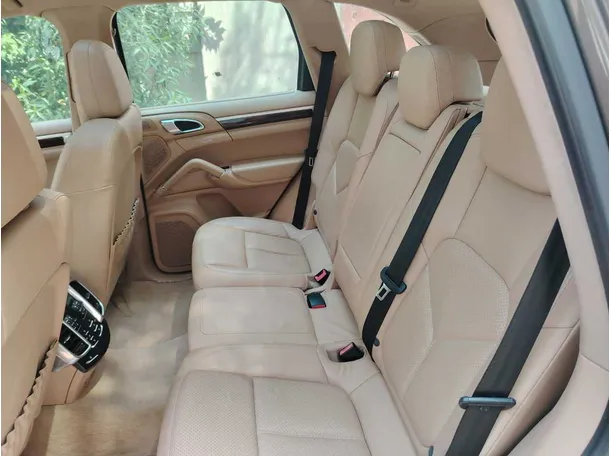 Car image 18