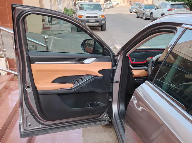 Car image 12